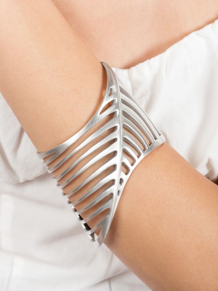 Sharch cut out bangle silver