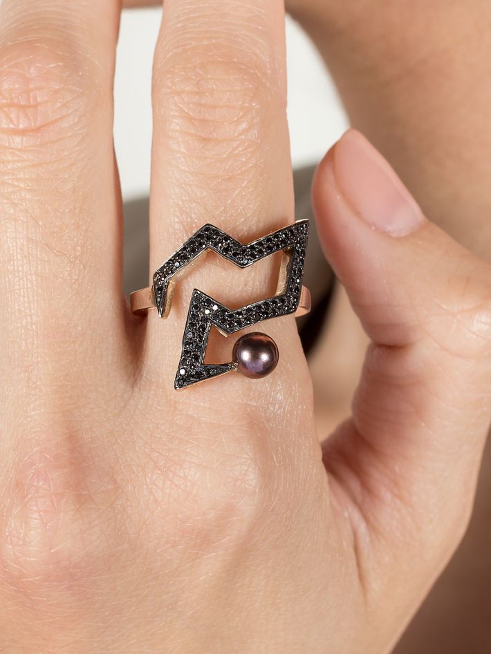 Snaketric edgy ring silver with black diamonds