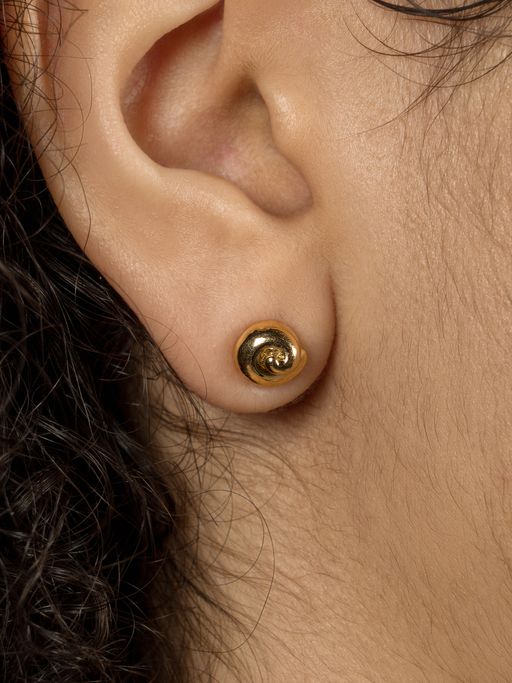 Caracol studs in 18k fairmined gold photo