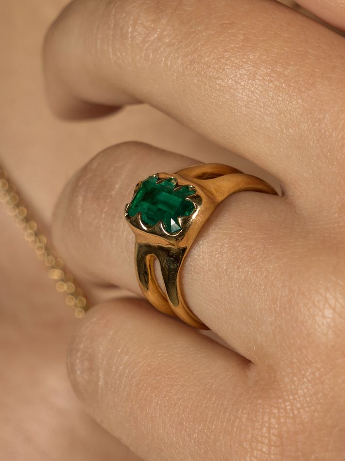 18k narrative ring with muzo emerald