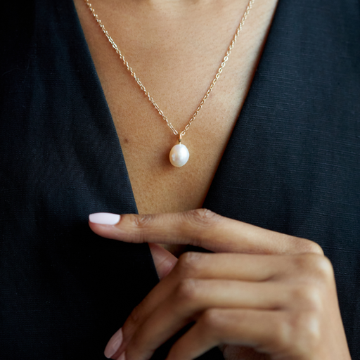 Freshwater pearl pendant photo