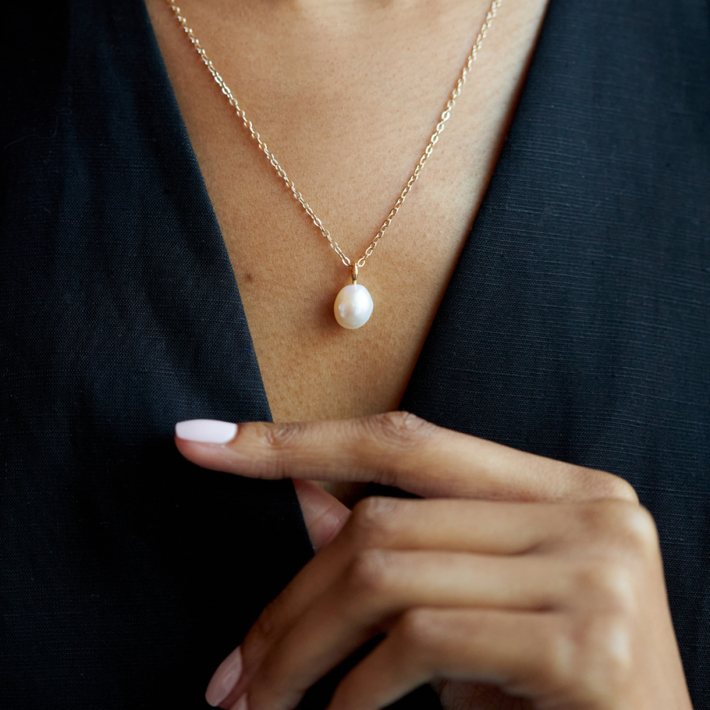 Freshwater pearl pendant