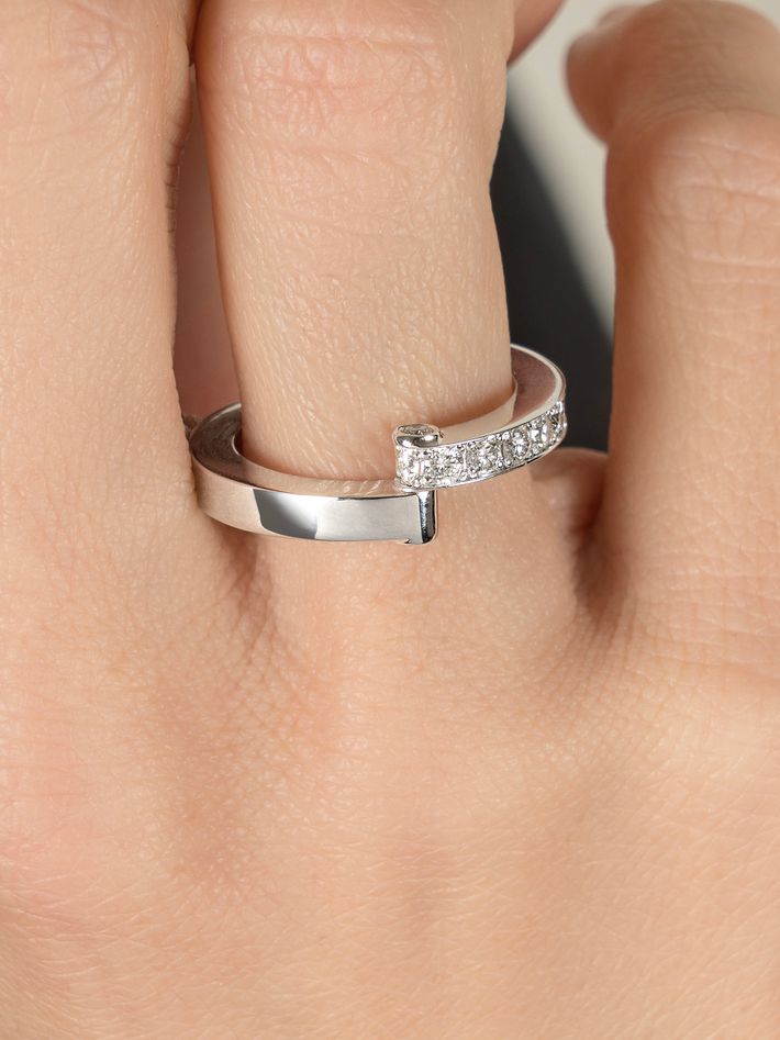 Hinged pavé ring