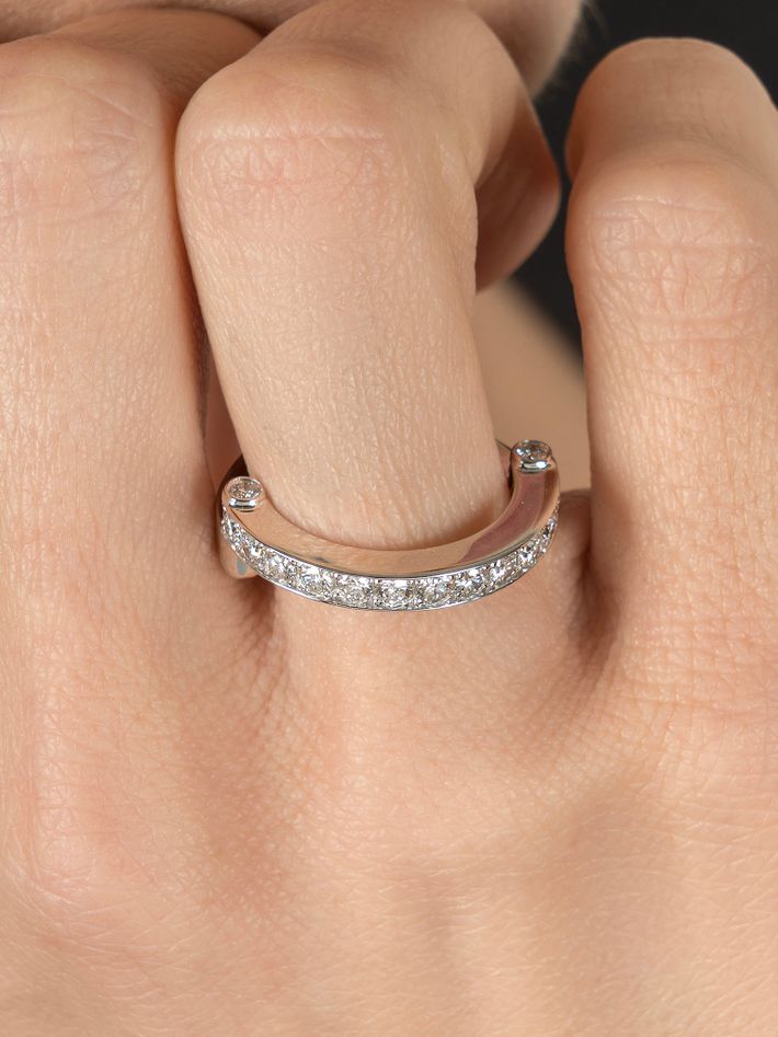 Hinged pavé ring