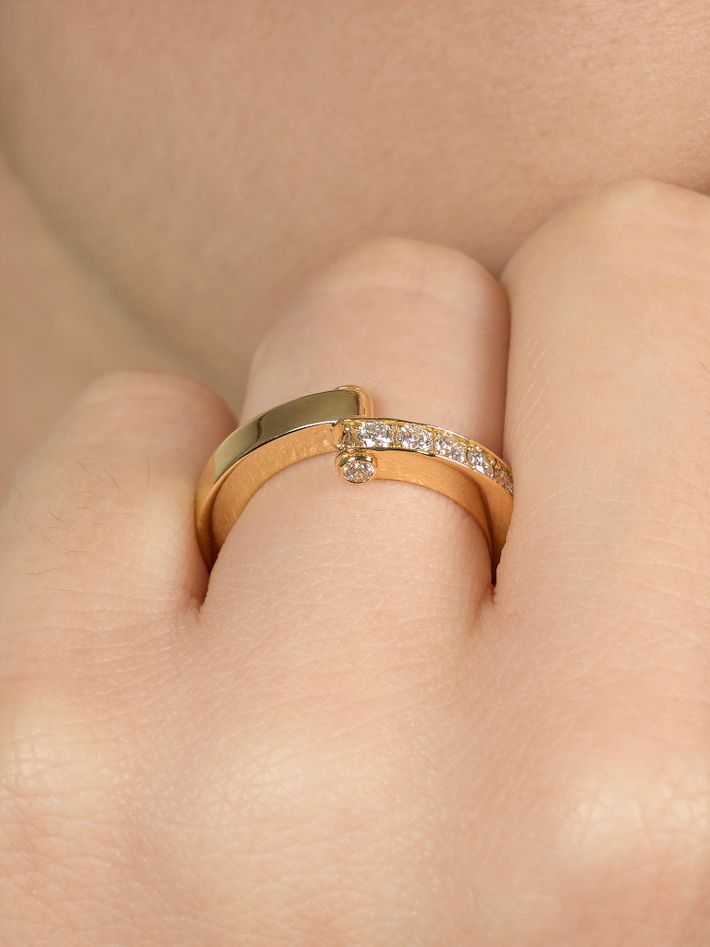 Hinged pavé ring