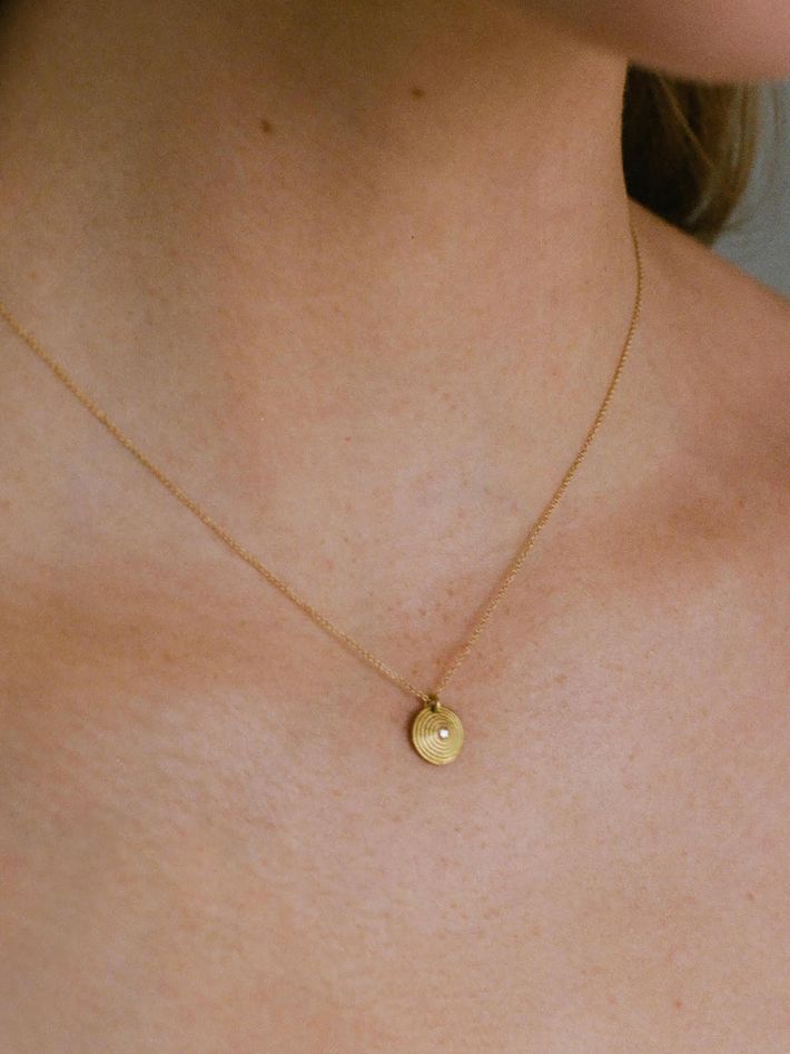 Gold chain necklace and diamond pendant 