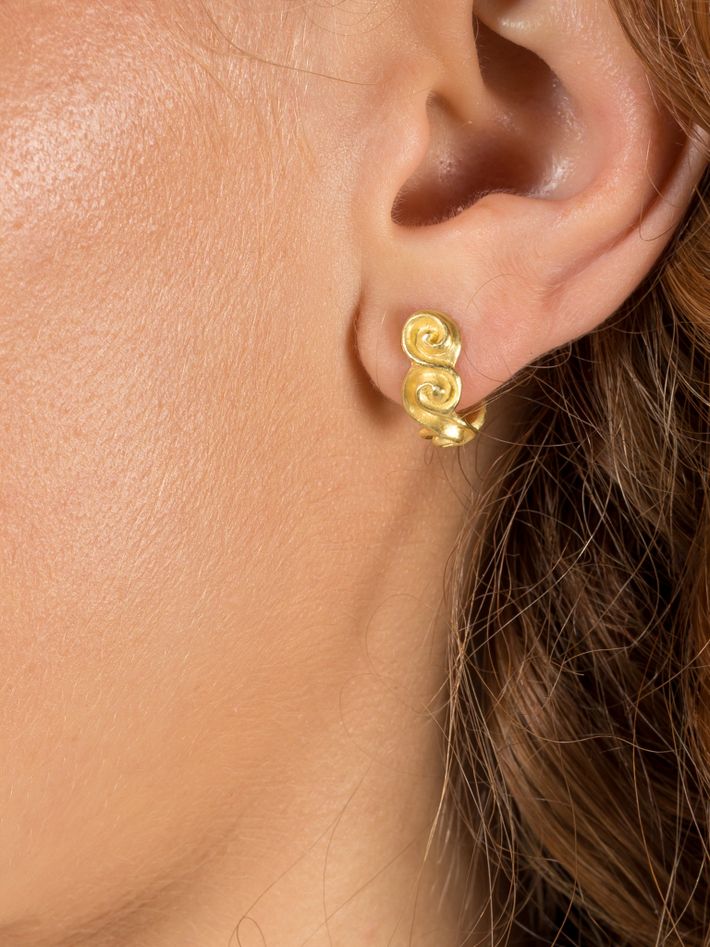 Volute stud earrings