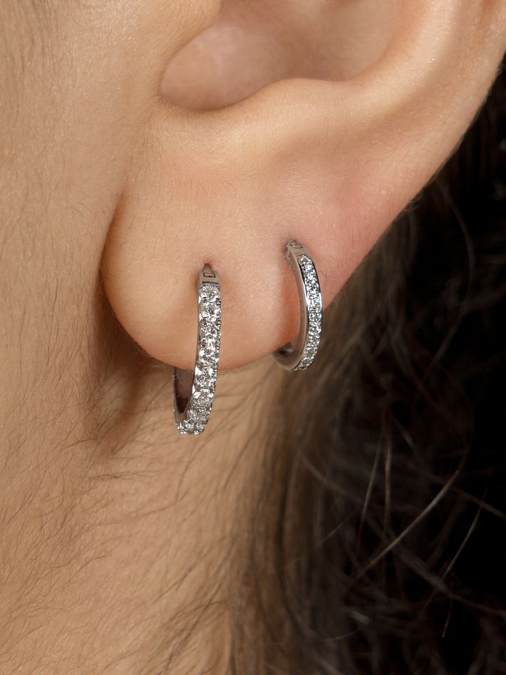 Tiny clash hoop earrings, 8 mm
