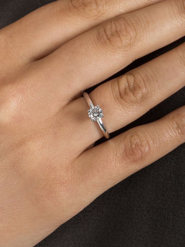 Tiny clash engagement ring, 0,57 ct, white