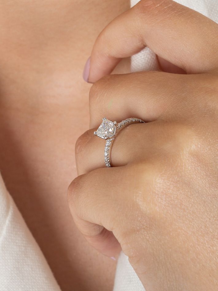 Tiny clash+ engagement ring, princess cut, ~1,64 ct total, white