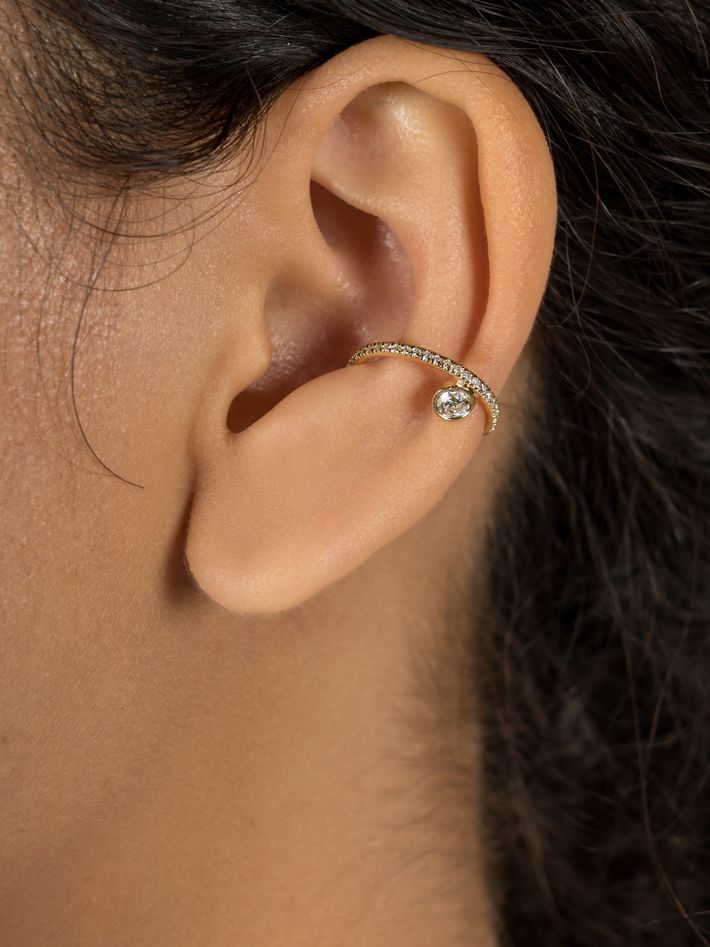 Disc ear cuff with floating diamond and pavé white diamonds