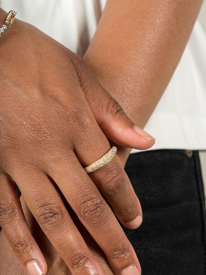 Rising tusk ring with various size diamonds