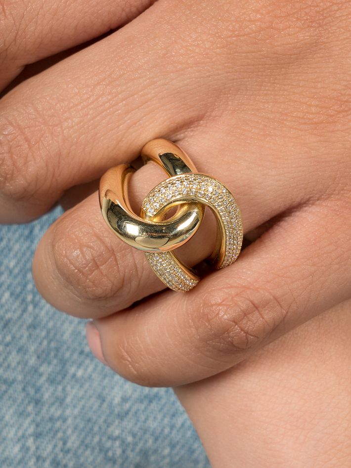 Full link ring with white pavé diamonds