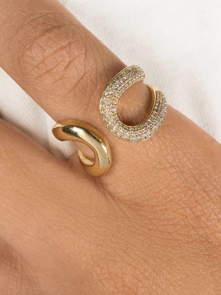 Double beam ring with one side white pavé diamonds