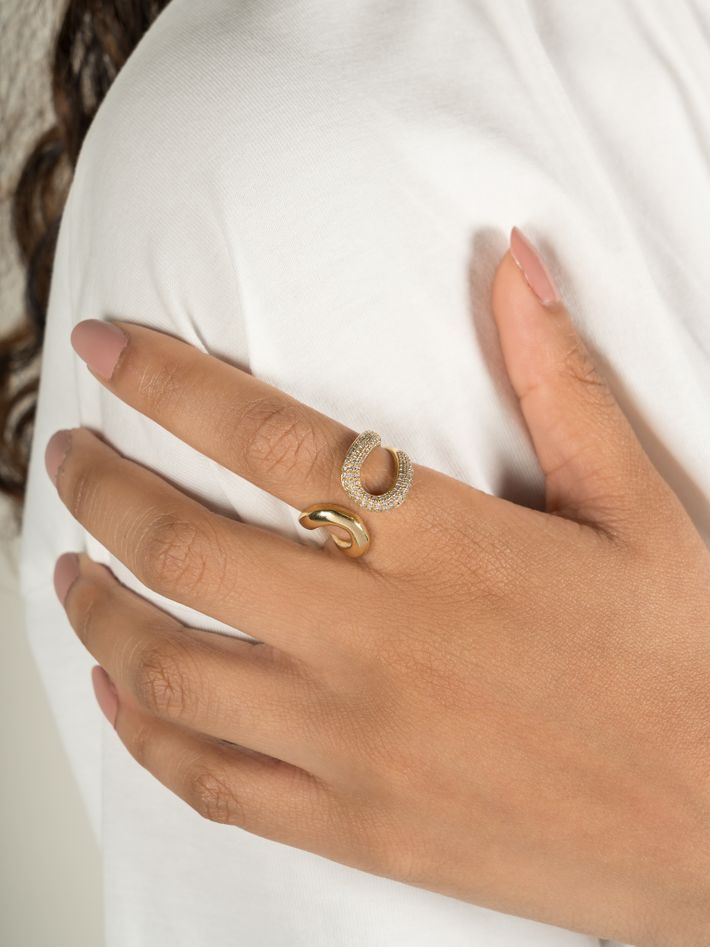 Double beam ring with one side white pavé diamonds