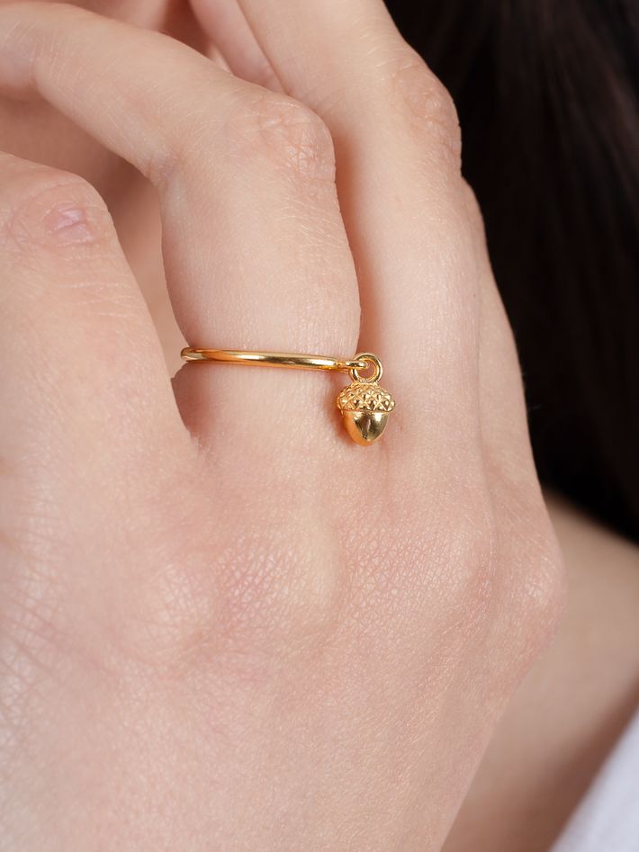 Acorn charm ring 18k