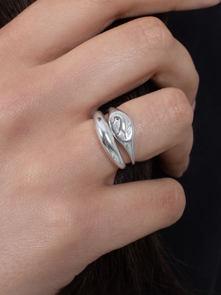 Hare signet ring by IDAMARI | Finematter