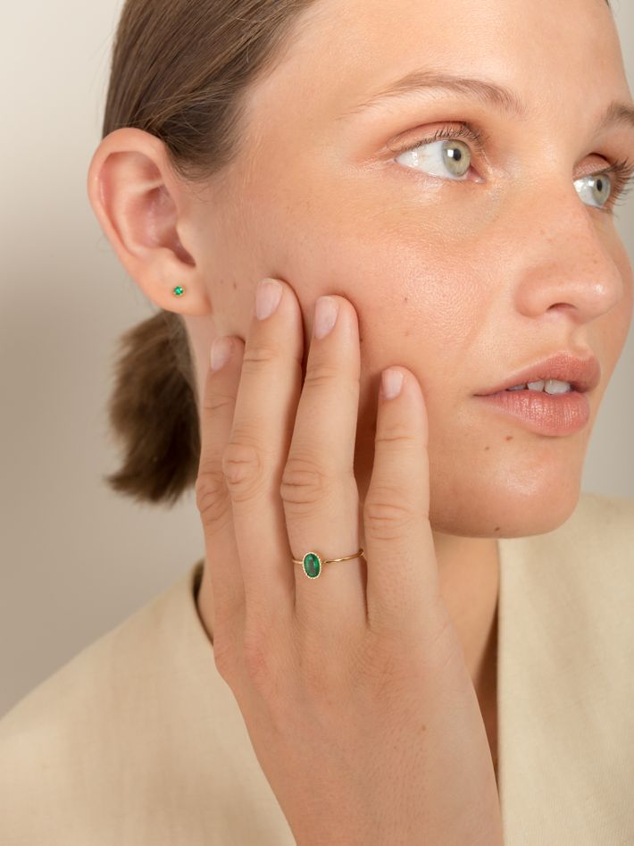 Oval emerald wisp ring