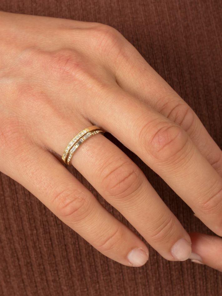 Three baguette equilibrium ring