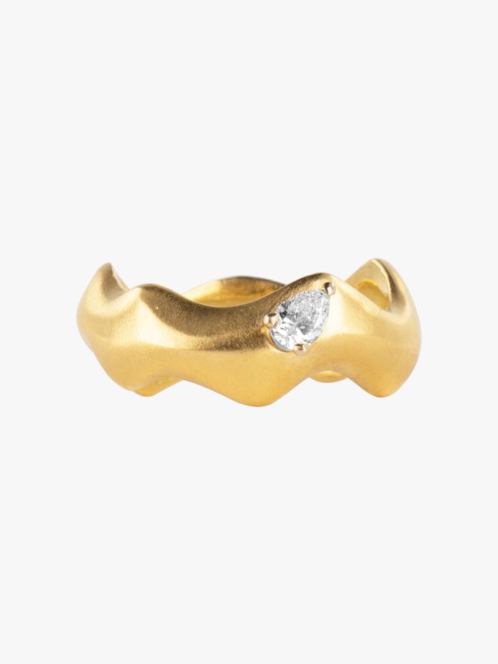 Curving gold ring with pear diamond