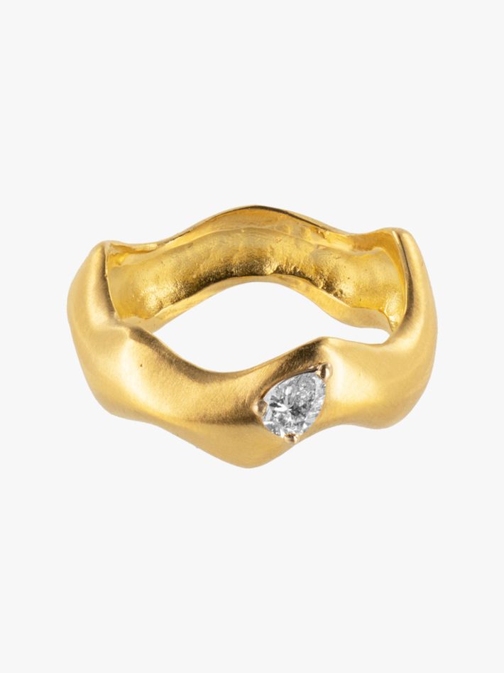 Curving gold ring with pear diamond