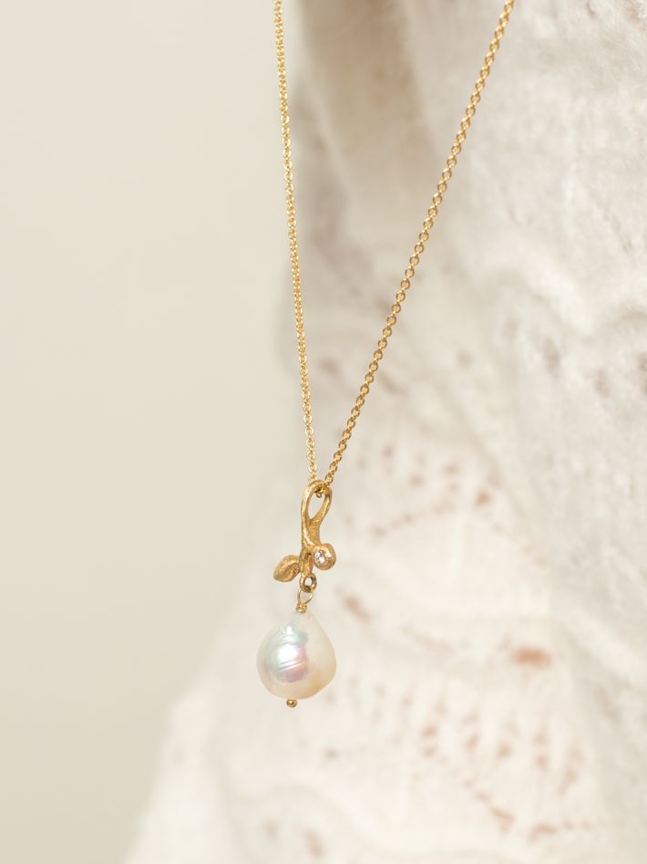 Leaf pearl necklace