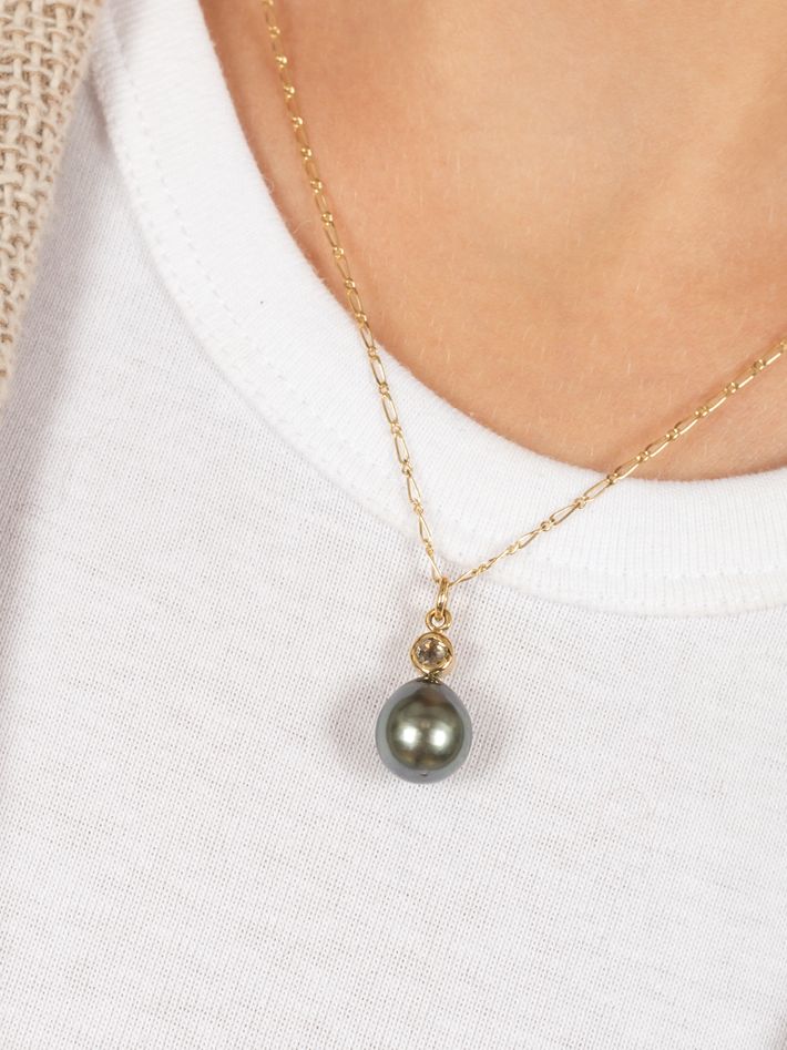Tahitian pearl pendant with rosecut diamond