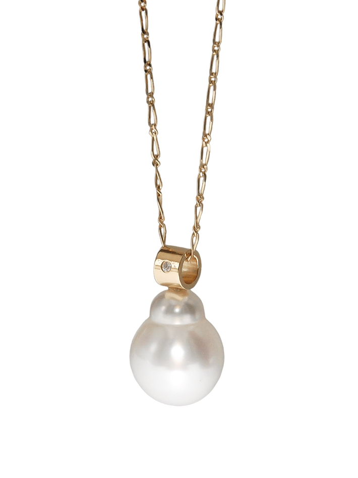Pearl pendant with diamond