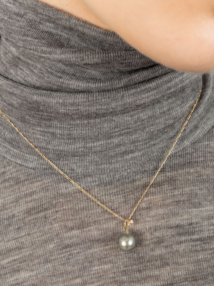Tahitian pearl pendant with diamond