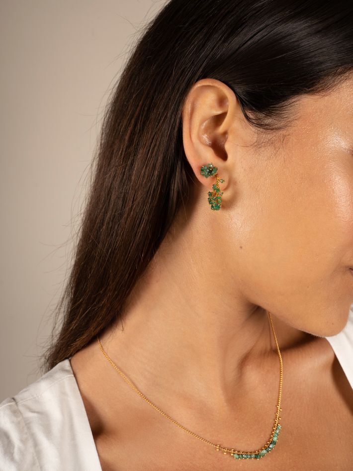 Pompom emerald stud earrings in gold