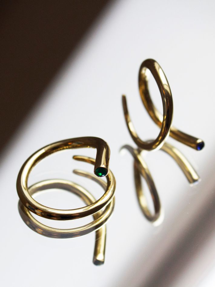 Crescendo pin ring with sapphire (Refurbished)