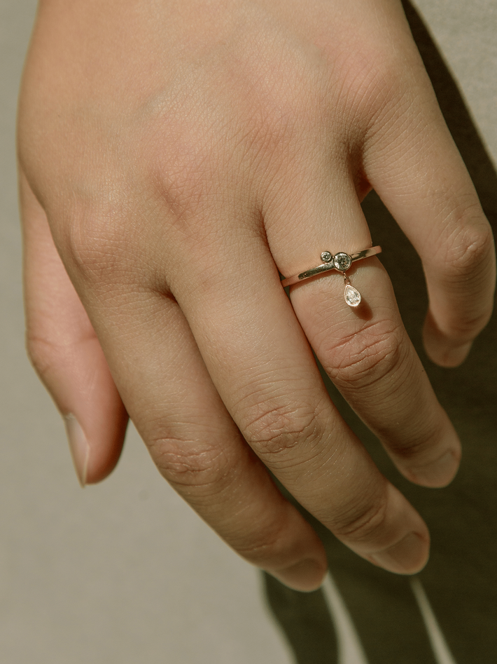 Mini pear serif ring