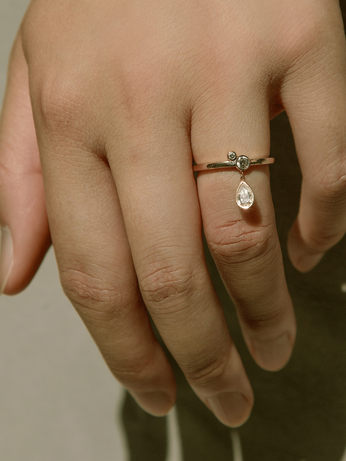 Pear serif ring