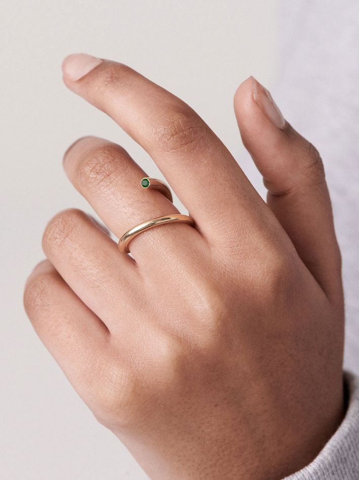 Emerald crescendo pin ring