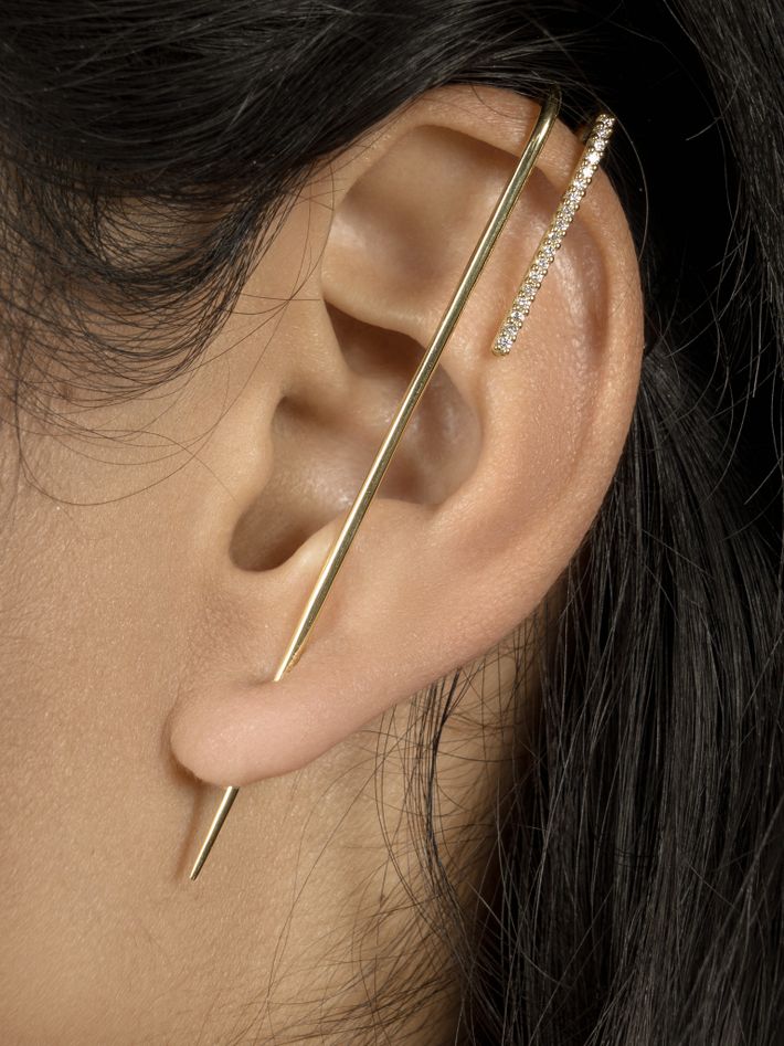 Mono half pavé ear pin