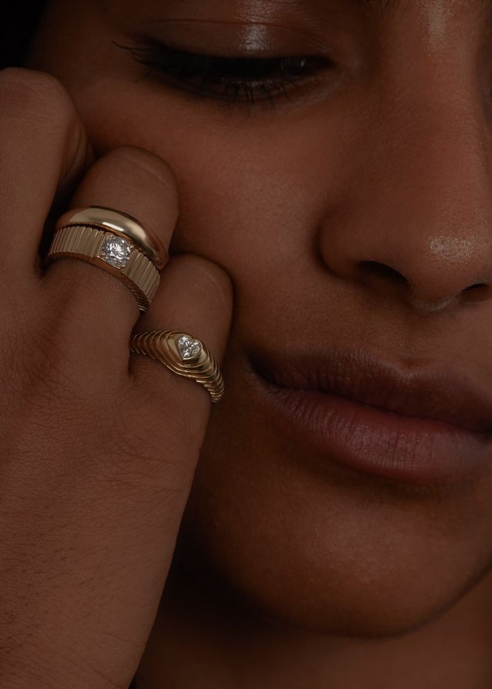 Diamond ribbed heart signet ring