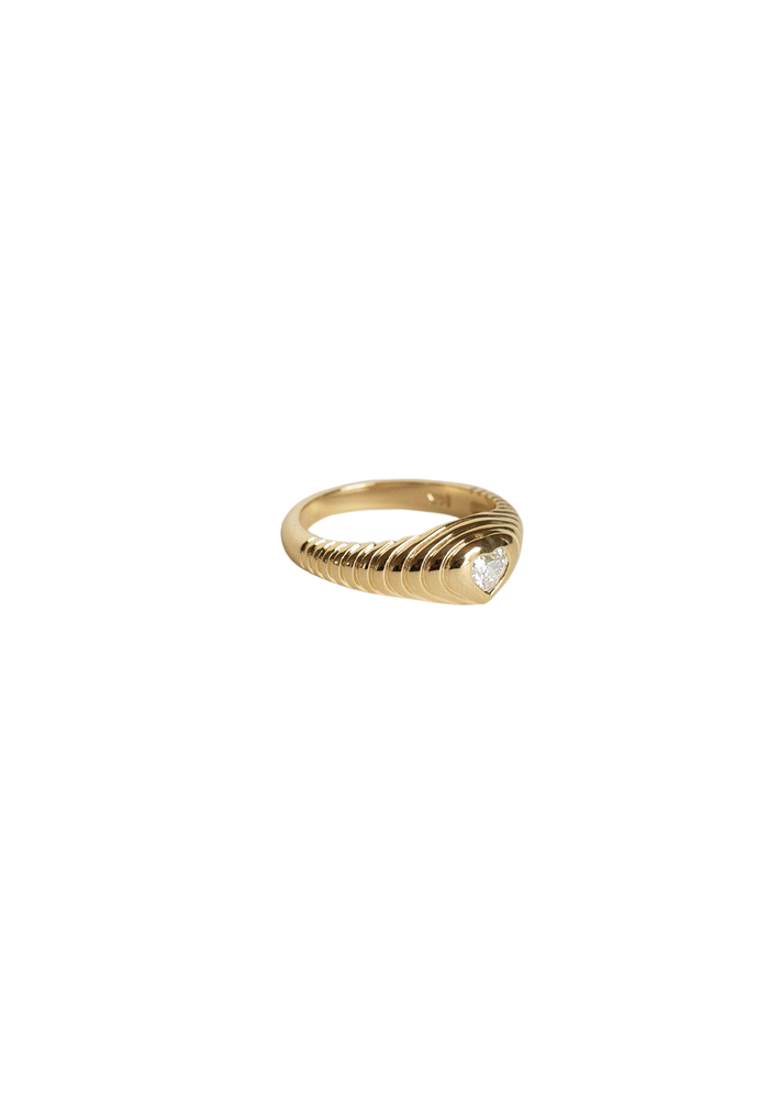 Diamond ribbed heart signet ring