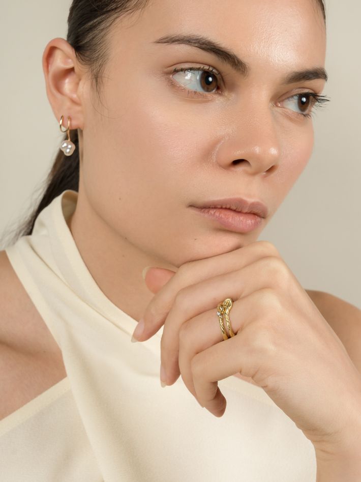 Flair earrings with keshi pearl