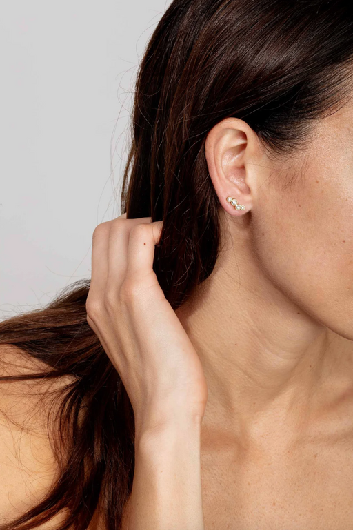 Out Of Line single earring in 18 kt. gold and diamonds photo