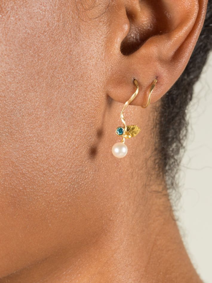 Flair blue diamond earring