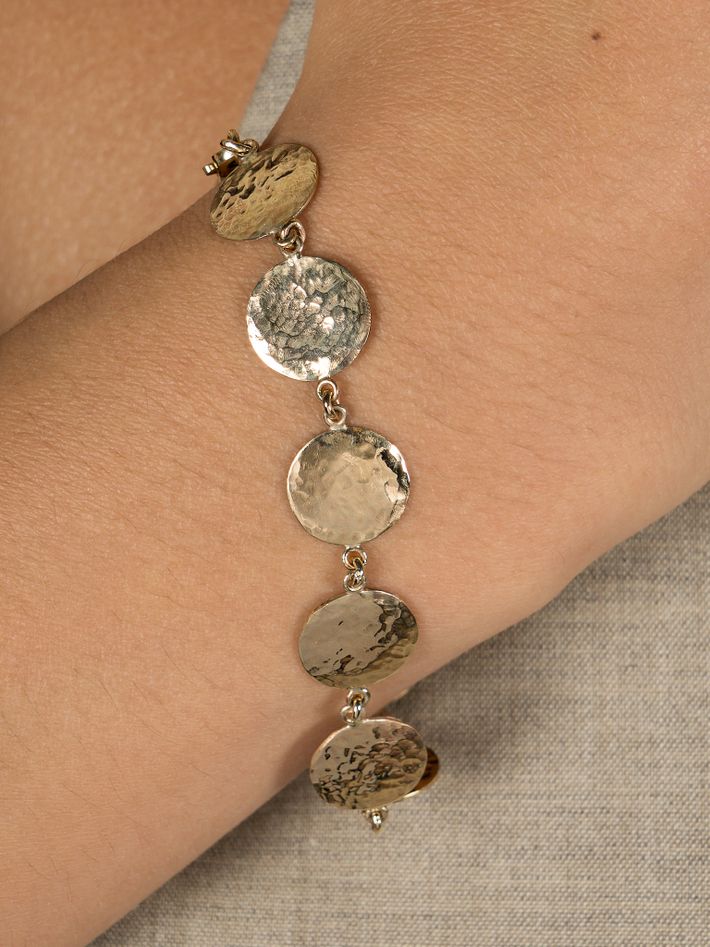 Solid gold hammered disc link bracelet by LaveyLondon Finematter