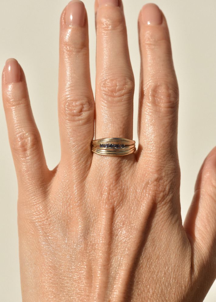 Yogo sapphire ligne ring in 14k gold