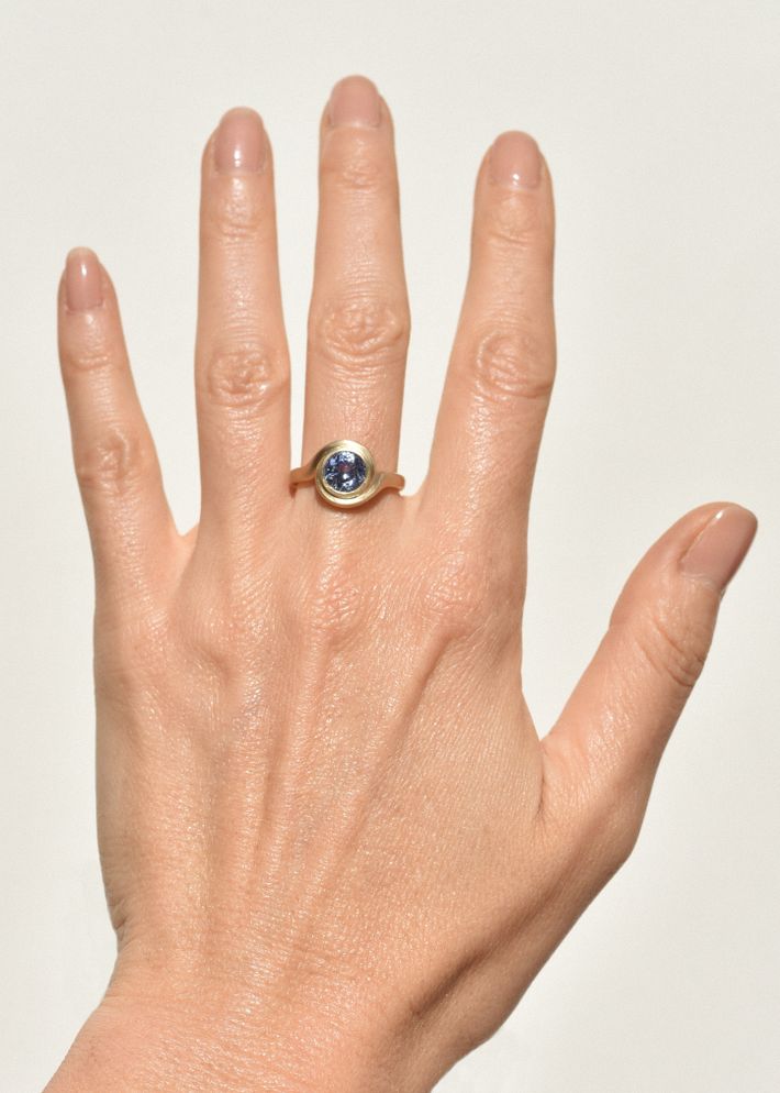 Infinite ring with 1.89 ct australian sapphire