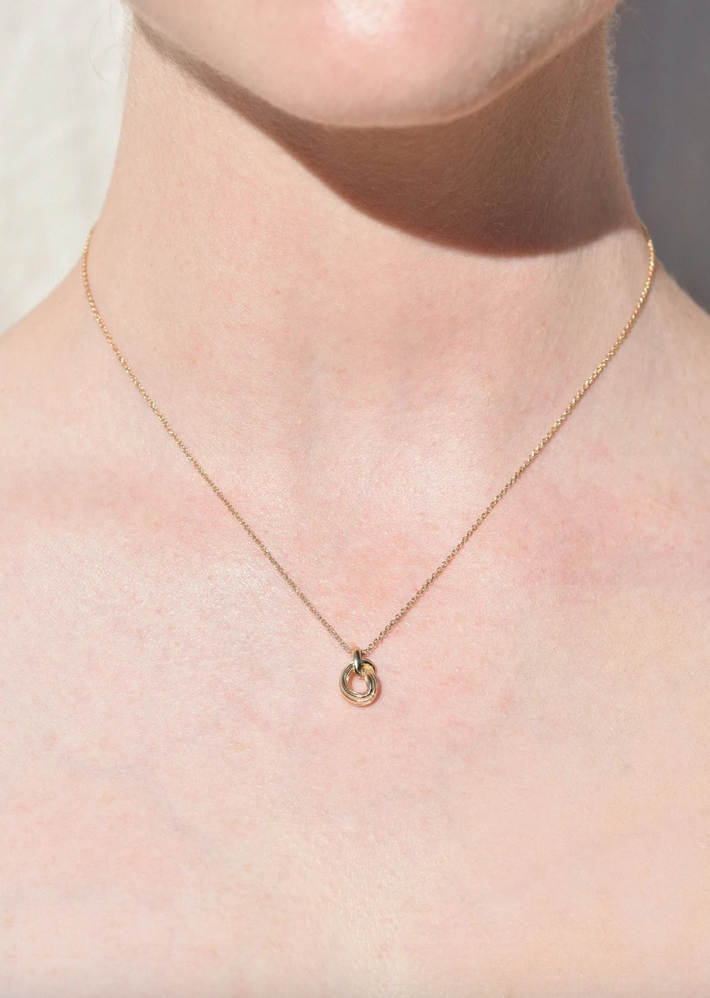 Loop pendant in 14k gold