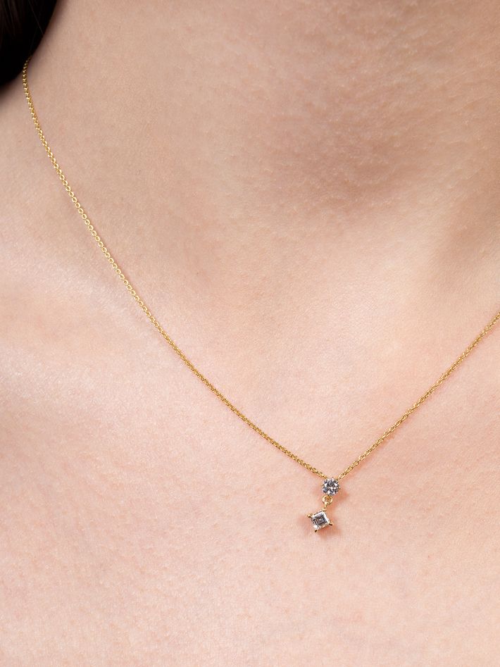 Mix matched round and carre shaped diamond drop necklace