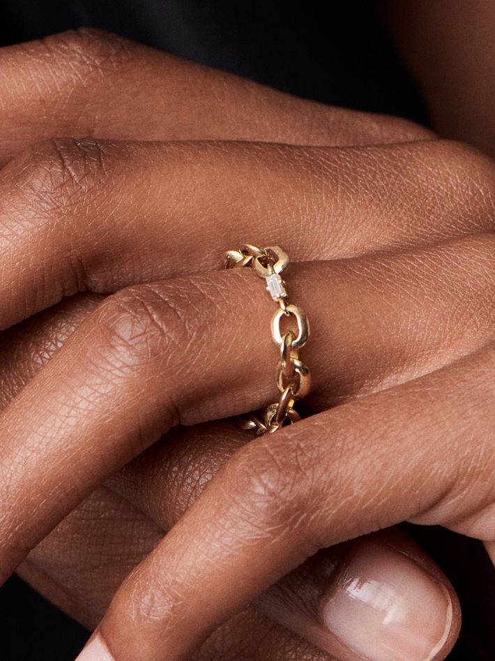 Knife edge chain ring with baguette diamond