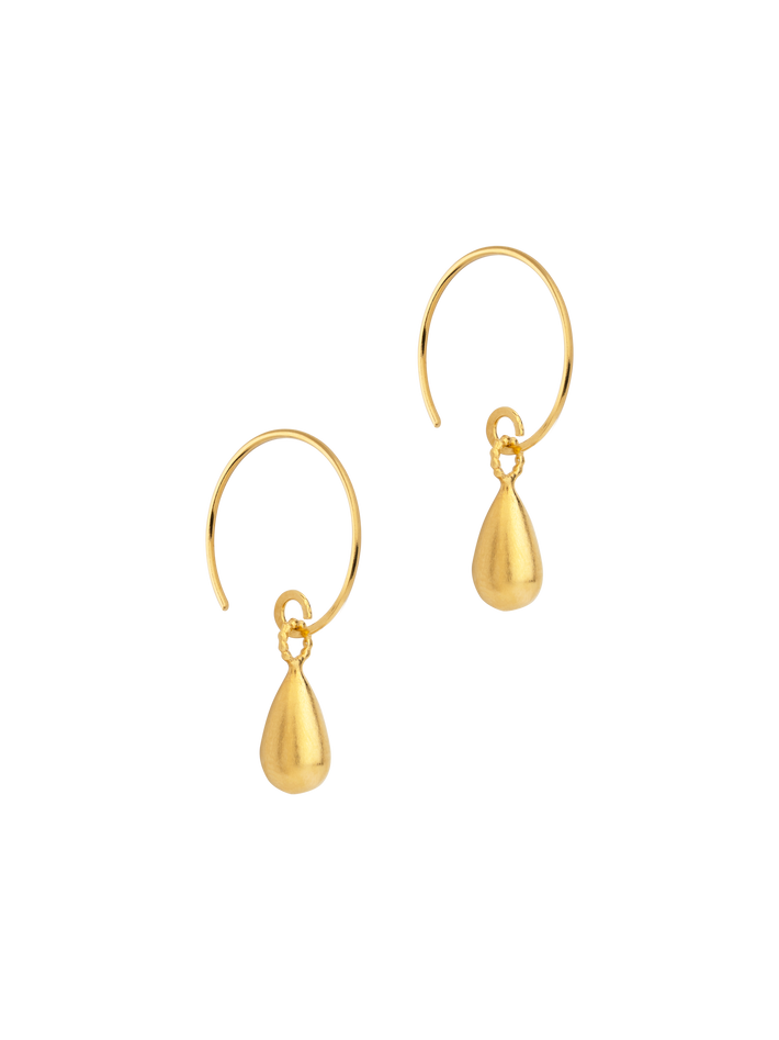 Golden teardrop earrings by Martine Jans Jewellery Finematter