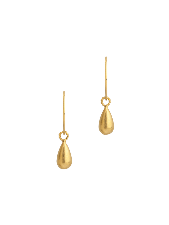 Golden teardrop earrings by Martine Jans Jewellery Finematter