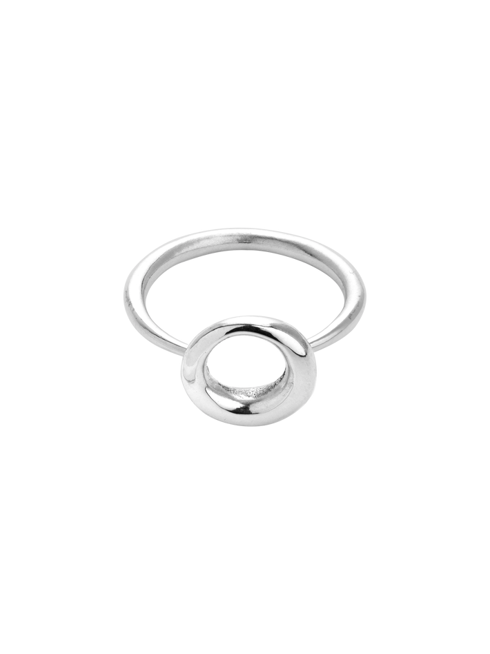 Tapered halo ring by Martine Jans Jewellery Finematter