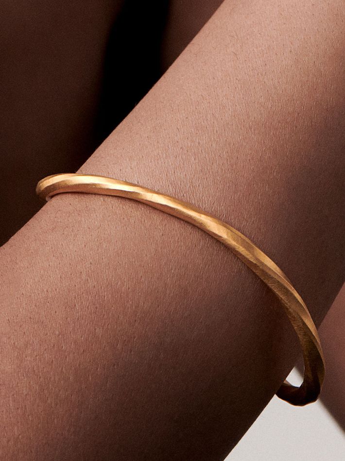 Flow wave bangle